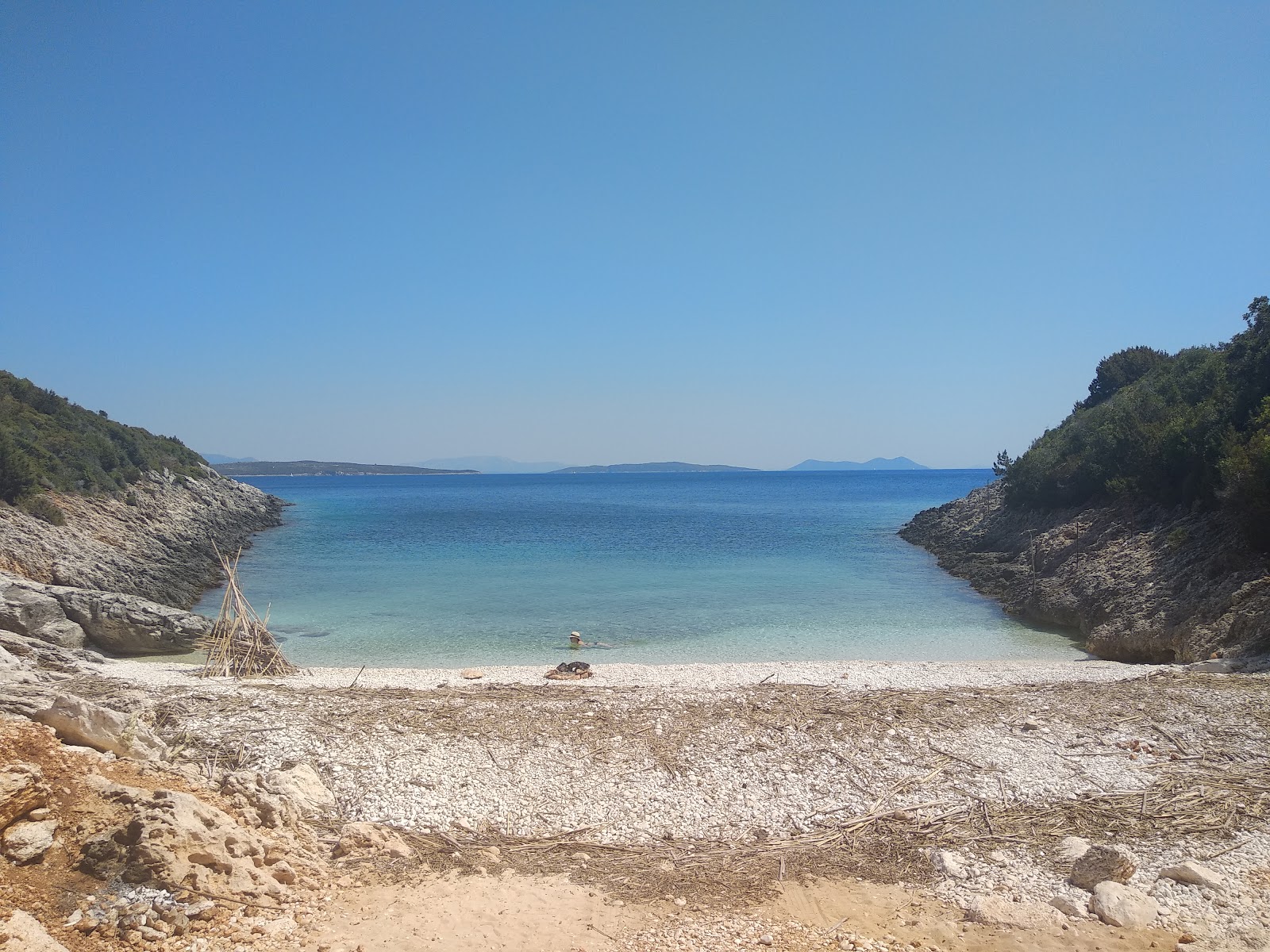 Valokuva Apollonii beach IIIista. pinnalla ruskea kivi:n kanssa