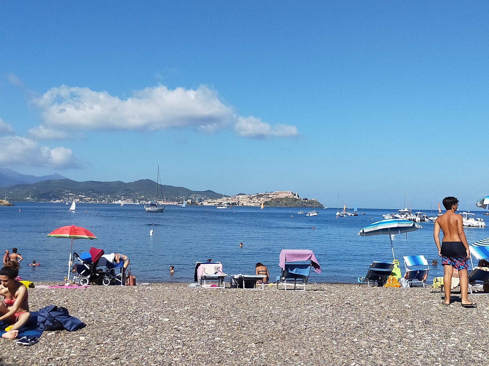 Foto de Bagnaia beach y el asentamiento