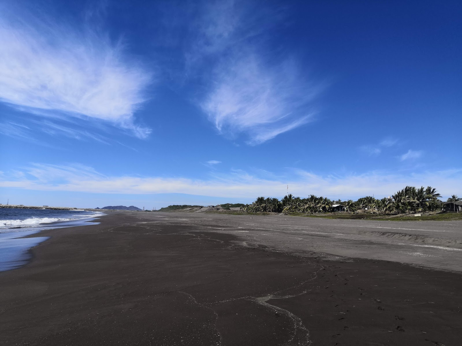 Foto van Playa "El Eden" met bruin zand oppervlakte