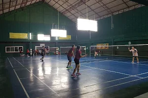 Pinjutha Gym & Badminton. สนามแบดมินตัน ปิ่นจุฑายิม image