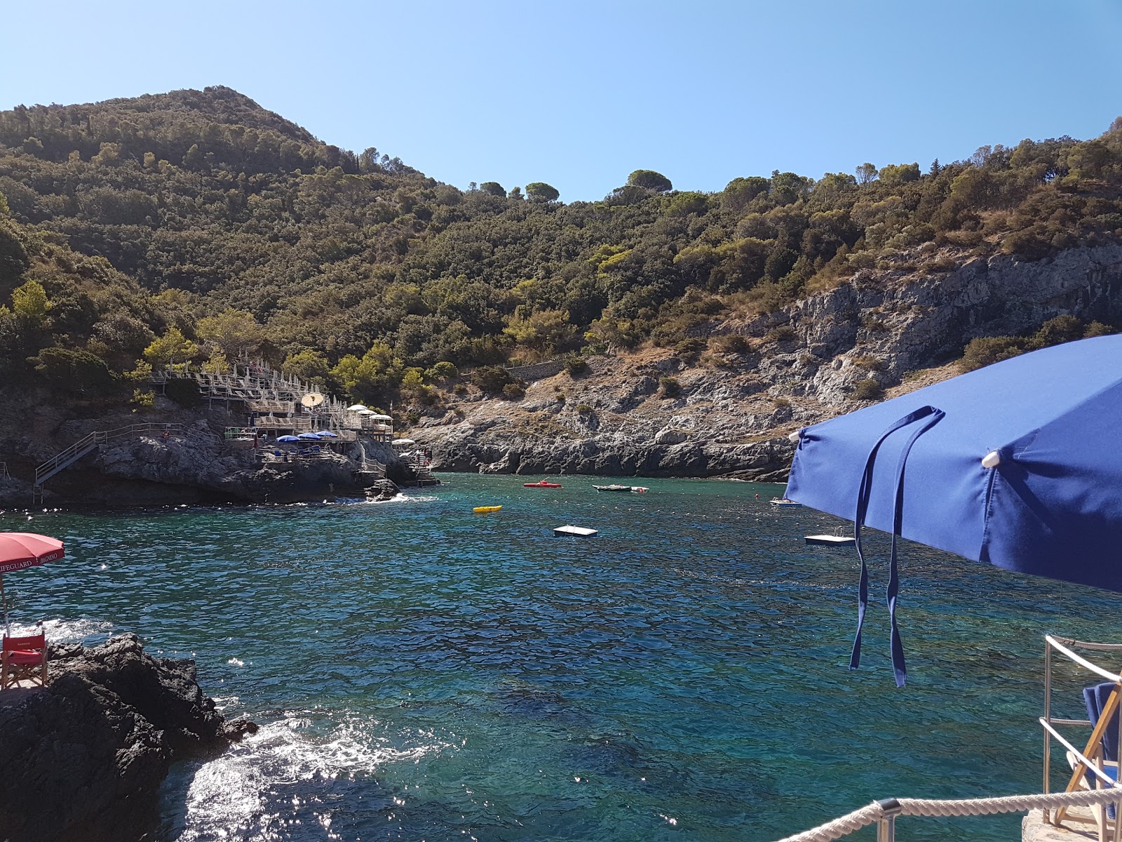 Cala Piccola'in fotoğrafı mavi saf su yüzey ile