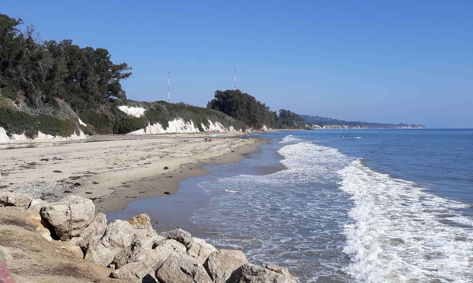 Φωτογραφία του Goleta Beach περιτριγυρισμένο από βουνά