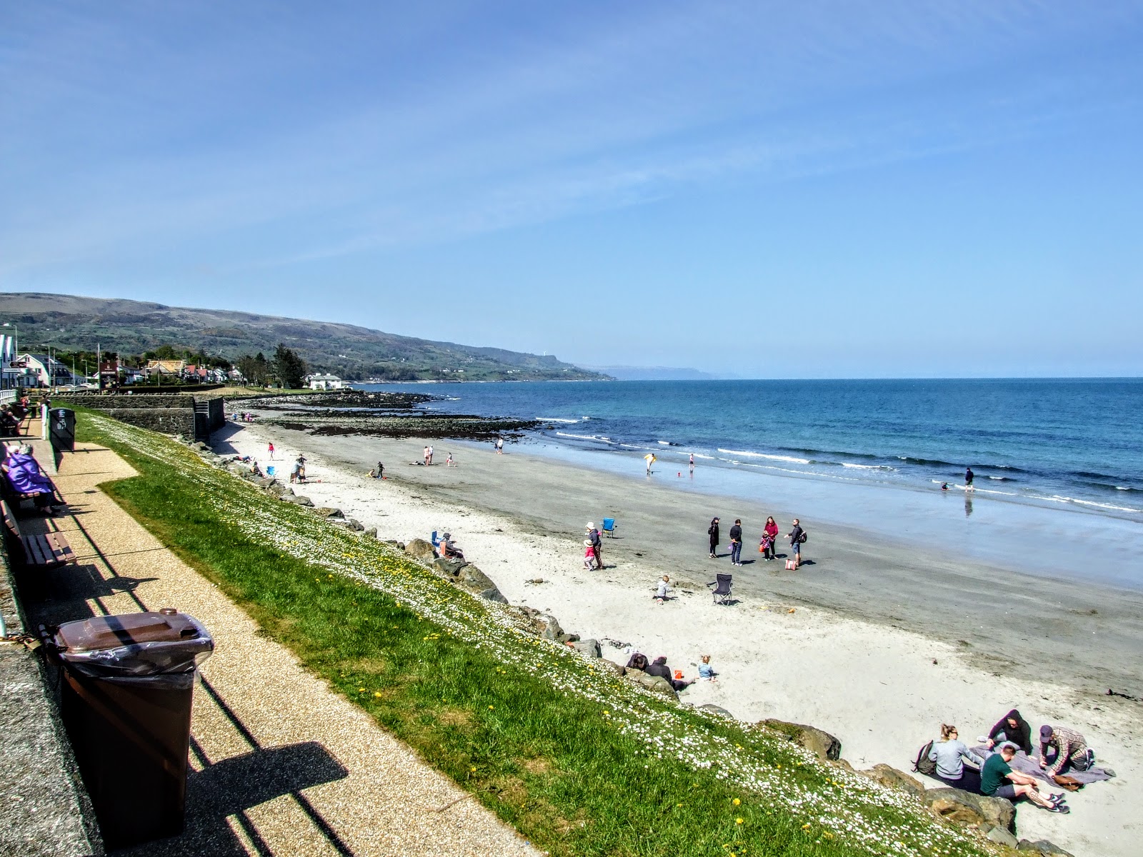 Fotografie cu Ballygally Beach cu plajă spațioasă