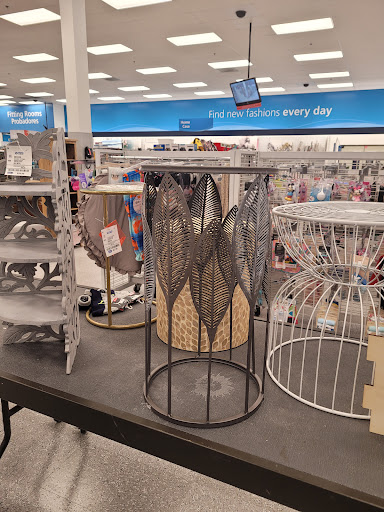 Clothing Store «Ross Dress for Less», reviews and photos, 7065 Cermak Rd, Berwyn, IL 60402, USA