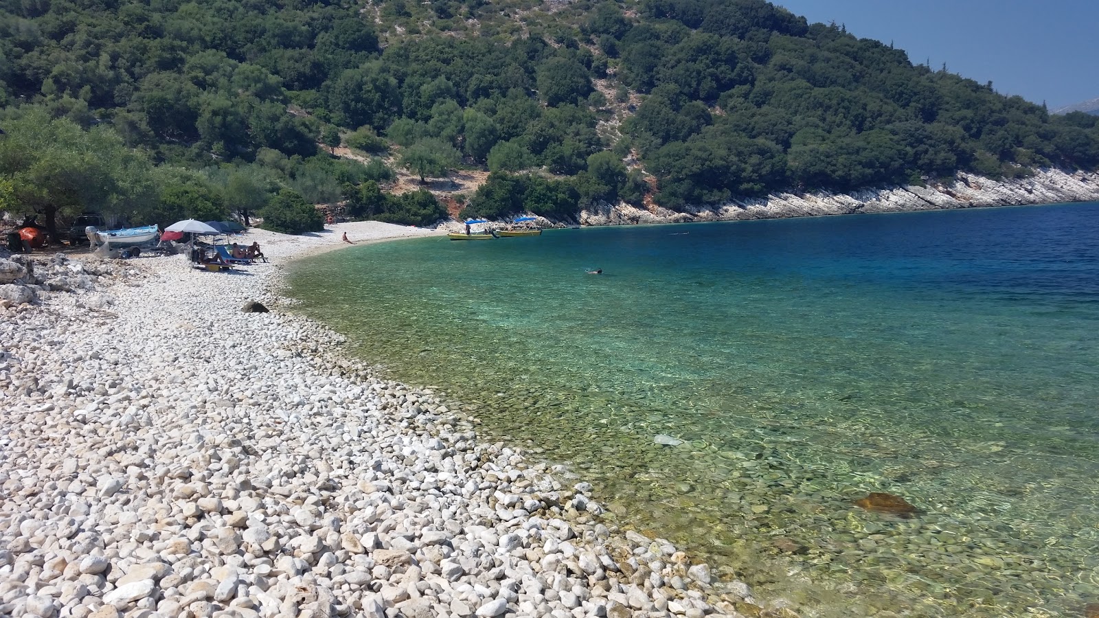 Giagana beach'in fotoğrafı küçük koy ile birlikte