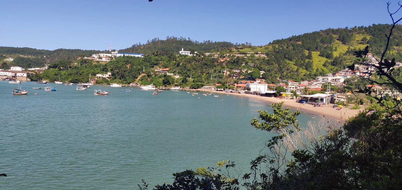 Valokuva Praia de Calheirosista. sisältäen tilava lahti