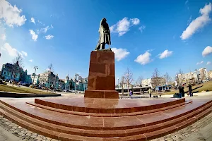 Памятник Максиму Горькому image