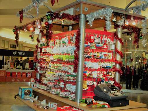 Shopping Mall «Golf Mill Shopping Center», reviews and photos, 239 Golf mill Center, Niles, IL 60714, USA