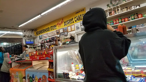 Grocery Store «Oak Park Market», reviews and photos, 3300 12th Ave, Sacramento, CA 95817, USA