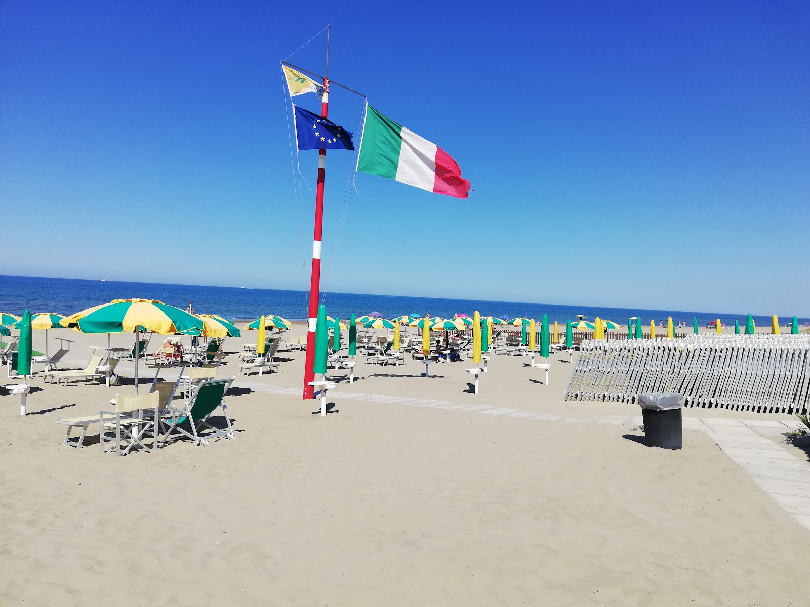 Fotografija Lungomare Marina di Ardea Beach z svetel pesek površino