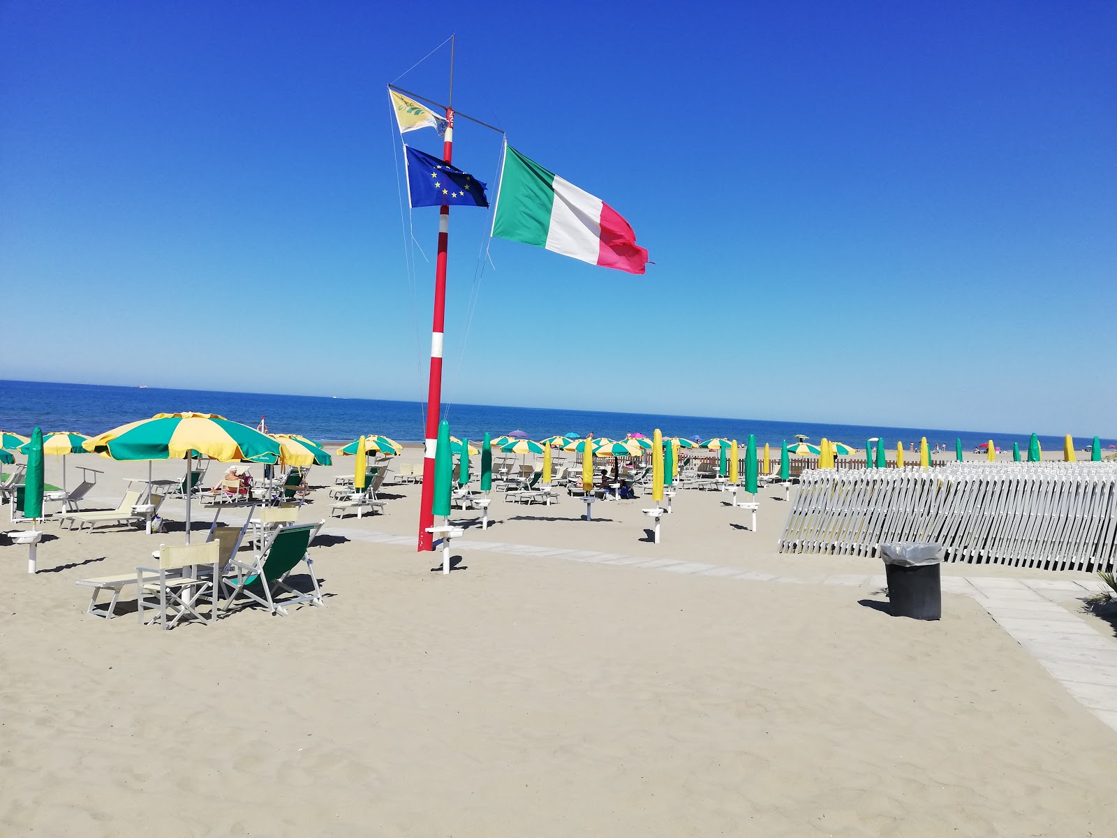 Foto di Marina di Ardea Beach con una superficie del sabbia beige