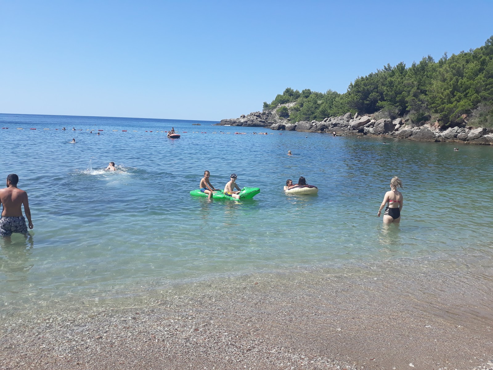 Plazha Milene Dravich'in fotoğrafı uçurumlarla desteklenmiş
