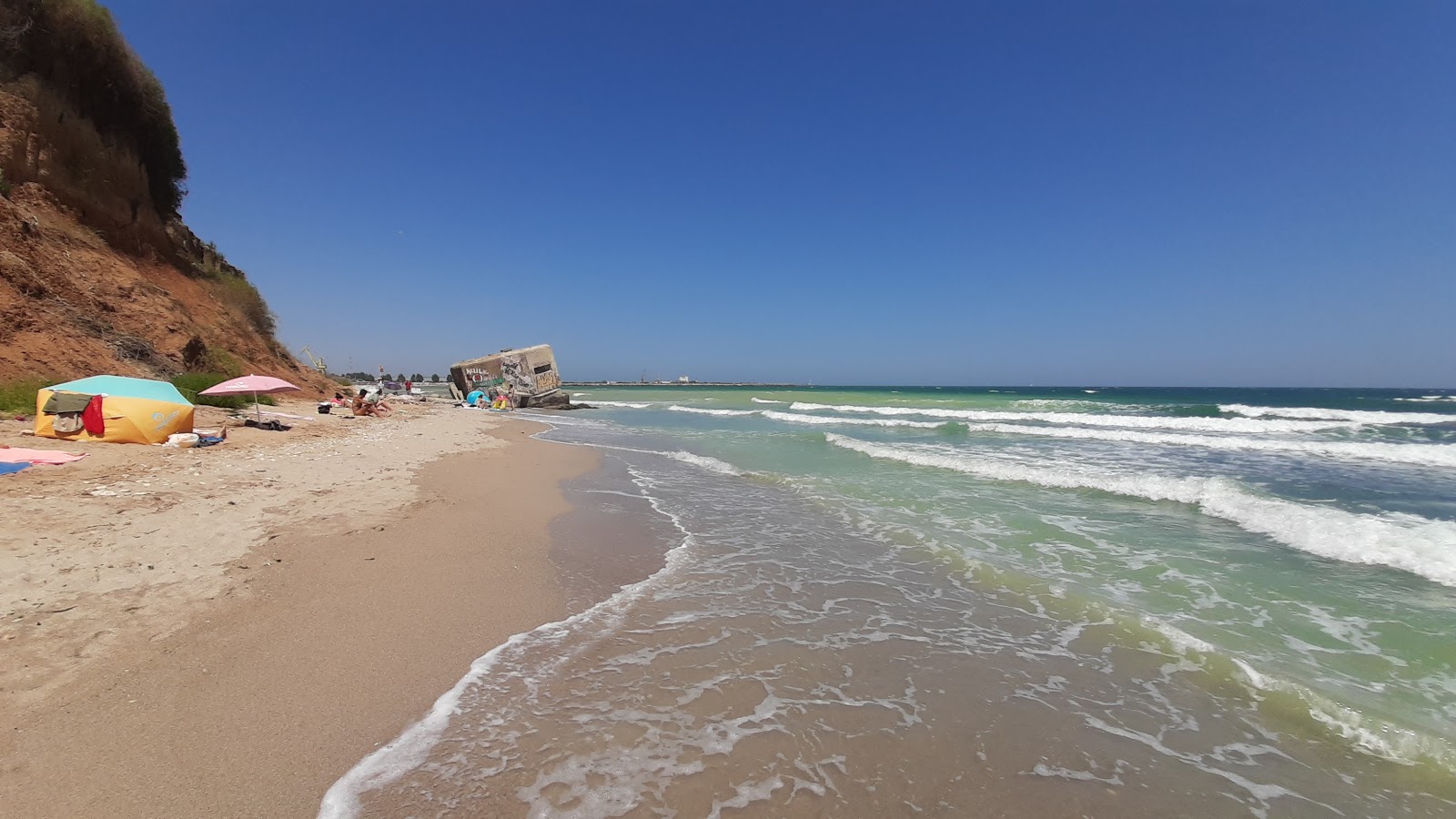 Foto van Plyazh La Nudisti met helder zand oppervlakte