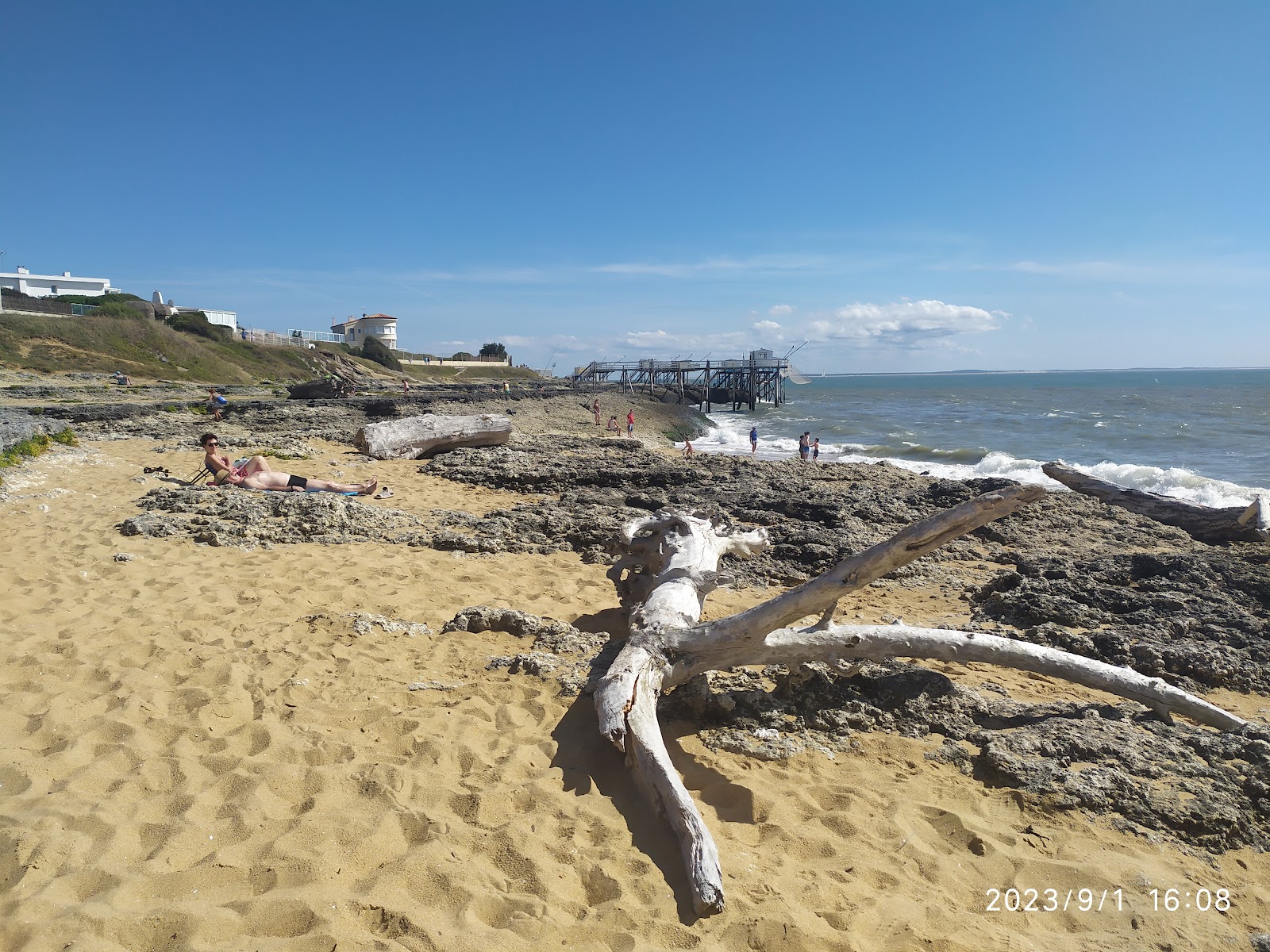 Puits De L'Auture Beach'in fotoğrafı geniş bir kıyı şeridi ile birlikte