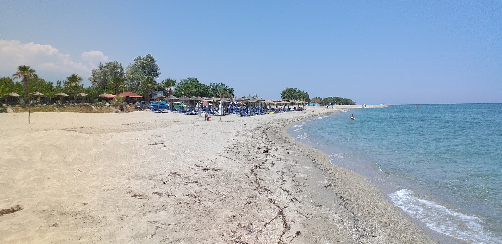 Fotografija Koulouras beach z svetel pesek površino