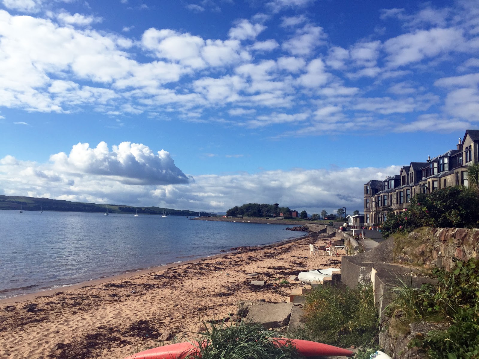 Foto av Ferry Row Beach med kevyt hiekka ja kivi yta