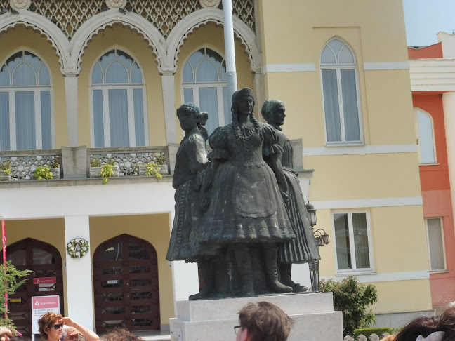 The Statue of the Three Nationalites - Kertészkedő