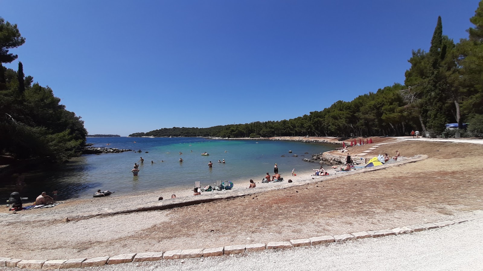 Foto de Cuvi beach con agua cristalina superficie