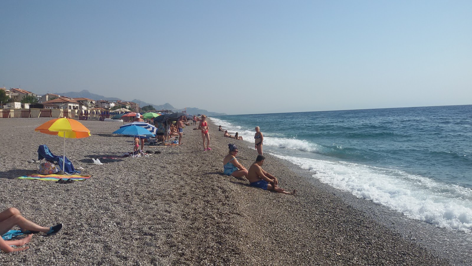 Valokuva Spiaggia Fondachelloista. osittain lomakeskusalue