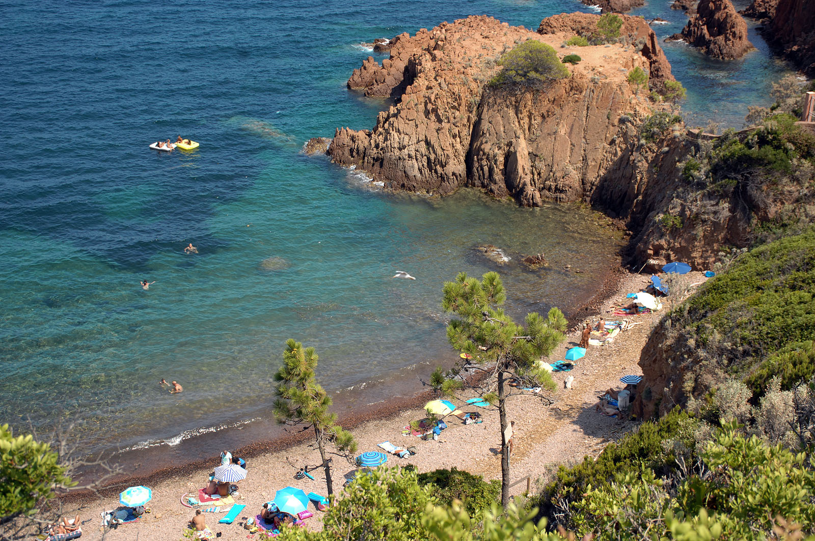 Foto von Cap Roux beach II mit brauner kies Oberfläche