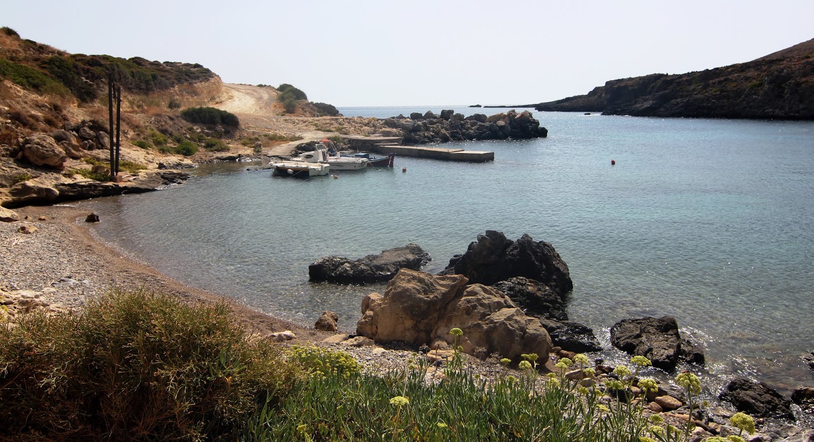 Photo de Paralia Feloti avec l'eau cristalline de surface