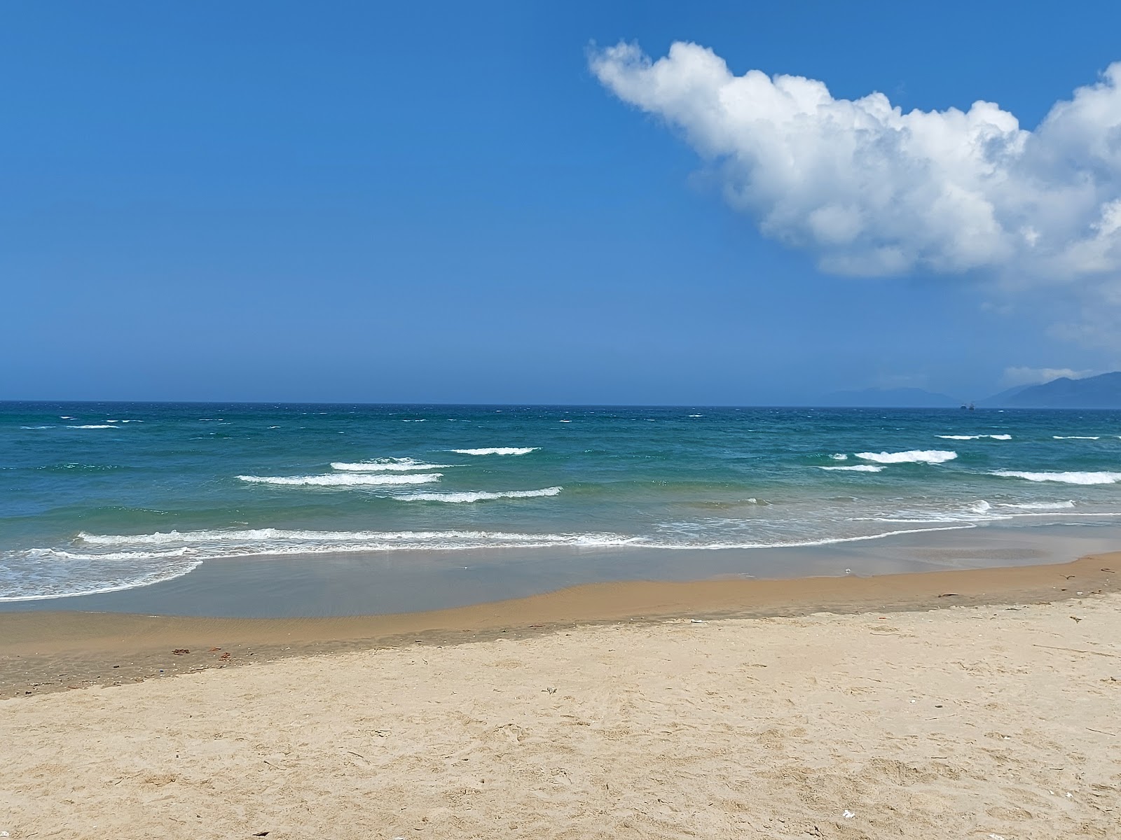 Φωτογραφία του Lang Co Beach με μακρά ευθεία ακτή