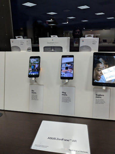 Cell Phone Store «Verizon», reviews and photos, 668 S Rand Rd, Lake Zurich, IL 60047, USA