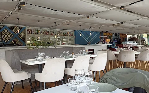 Aqua Restaurant italien bateau terrasse à Suresnes image