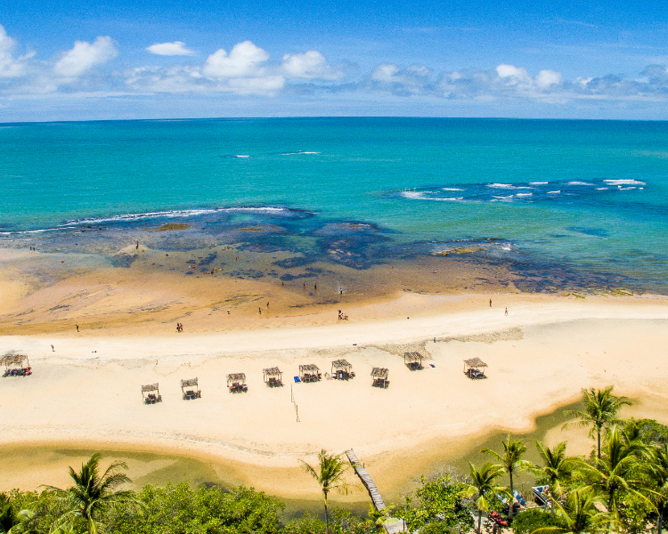 Praia do Apaga Fogo的照片 带有碧绿色纯水表面