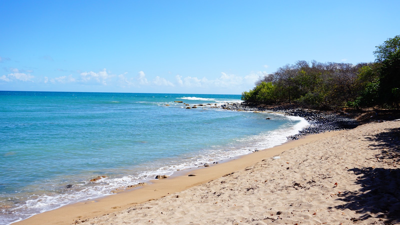 Foto von Anse des Iles beach mit brauner sand Oberfläche