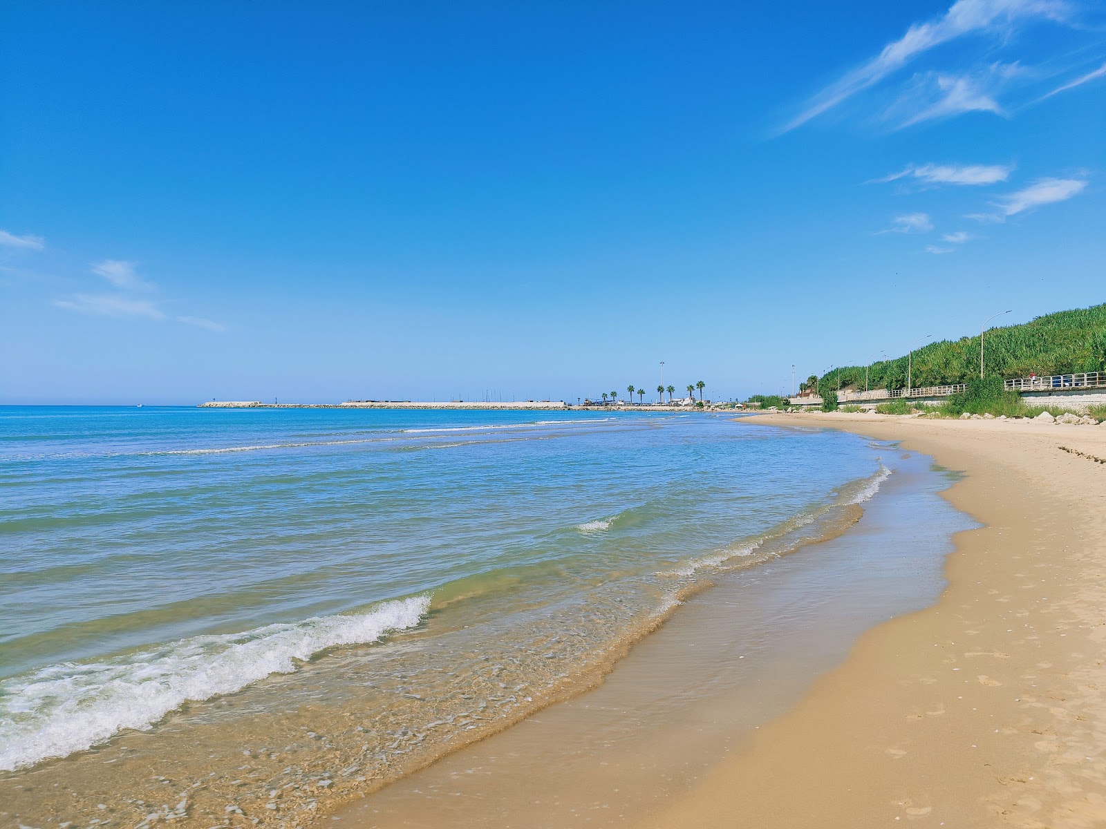 Fotografija Spiaggia Di Gela z svetel fin pesek površino
