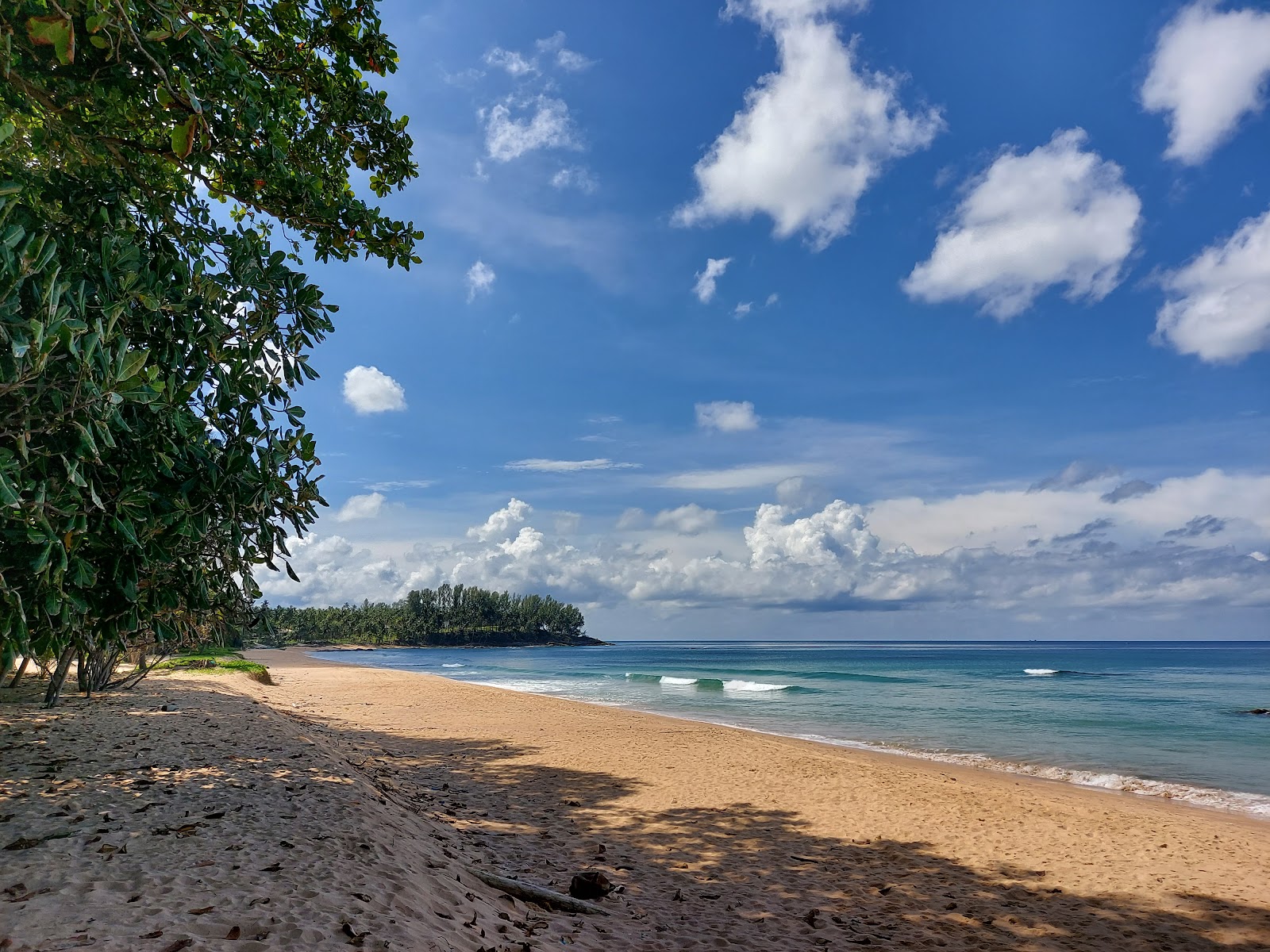 Foto di Khaopilai Beach con una superficie del acqua turchese