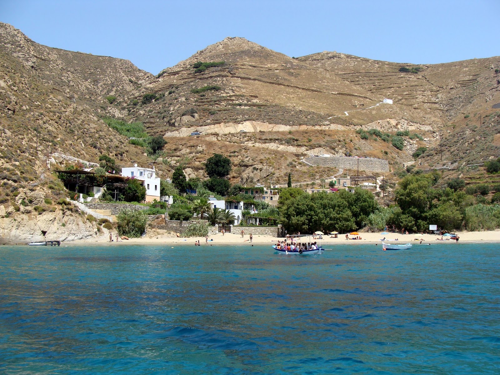 Foto di Spiaggia di Levrossos con parzialmente pulito livello di pulizia