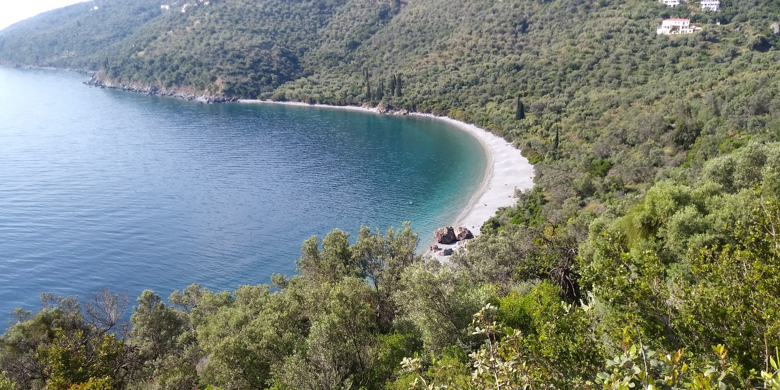Fotografie cu Lygaria beach cu o suprafață de pietricele beige