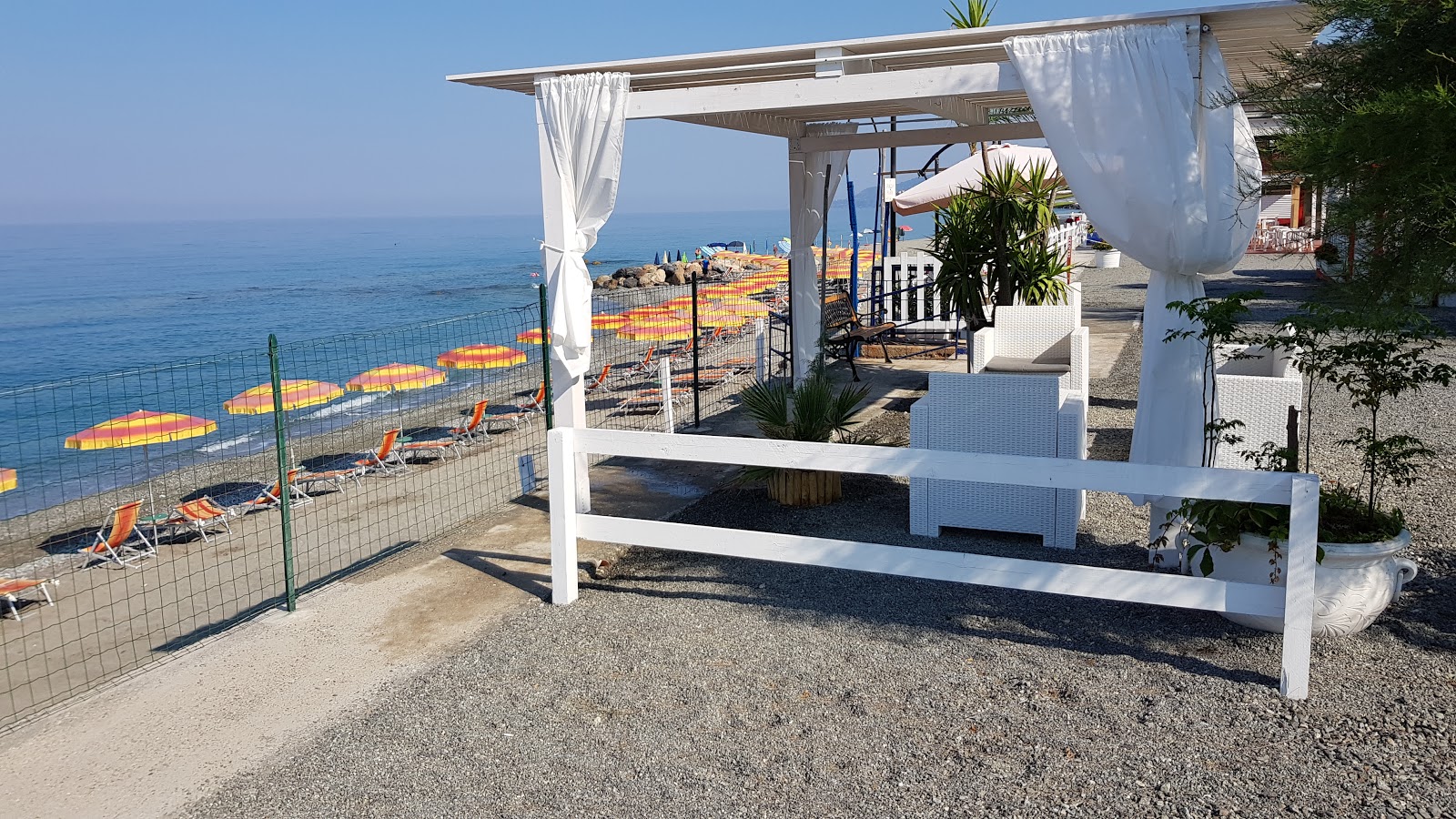 Foto de Marina di Fuscaldo beach - lugar popular entre os apreciadores de relaxamento