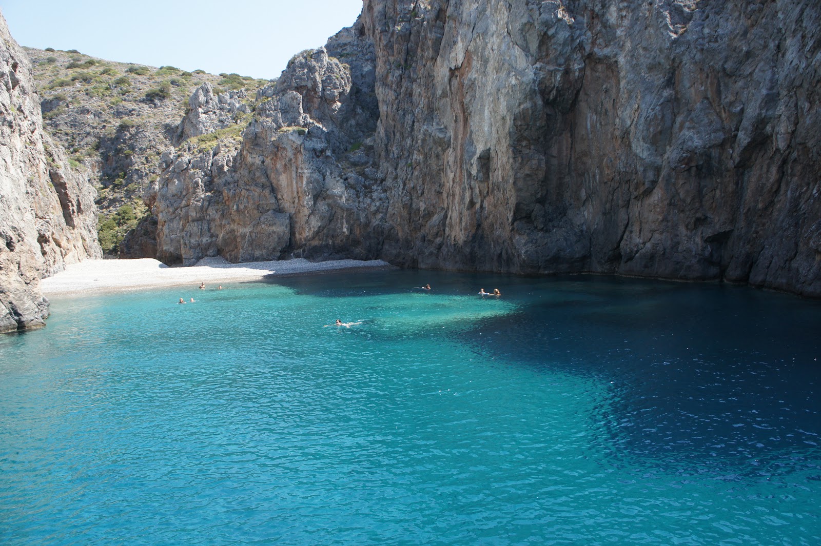 Kiriakoulou beach的照片 带有棕色卵石表面