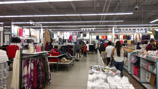 Clothing Store «Old Navy», reviews and photos, 5625 Bay St, Emeryville, CA 94608, USA