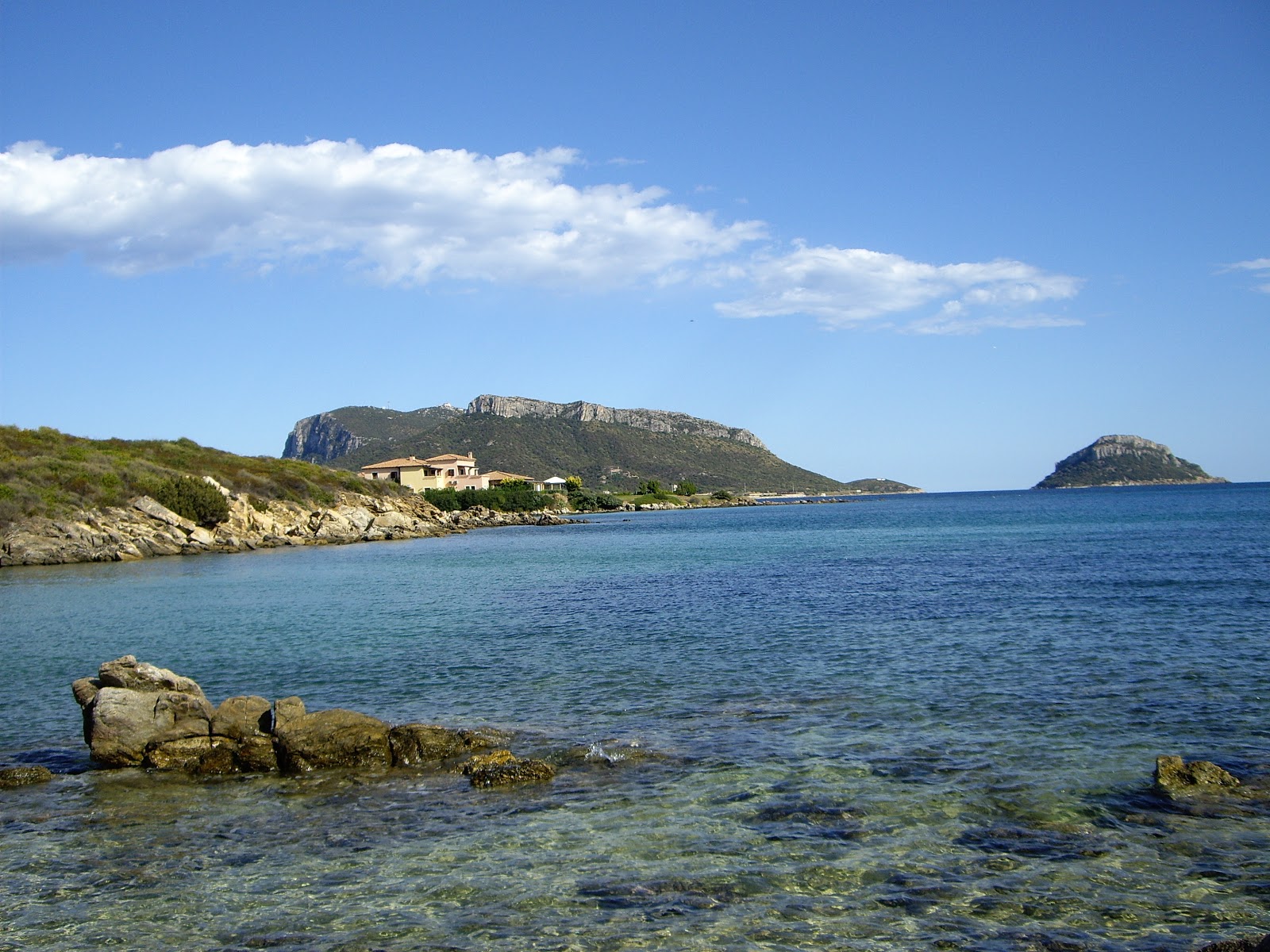 Foto de Spiaggia S'abba e sa Pedra com meios de comunicação nível de limpeza