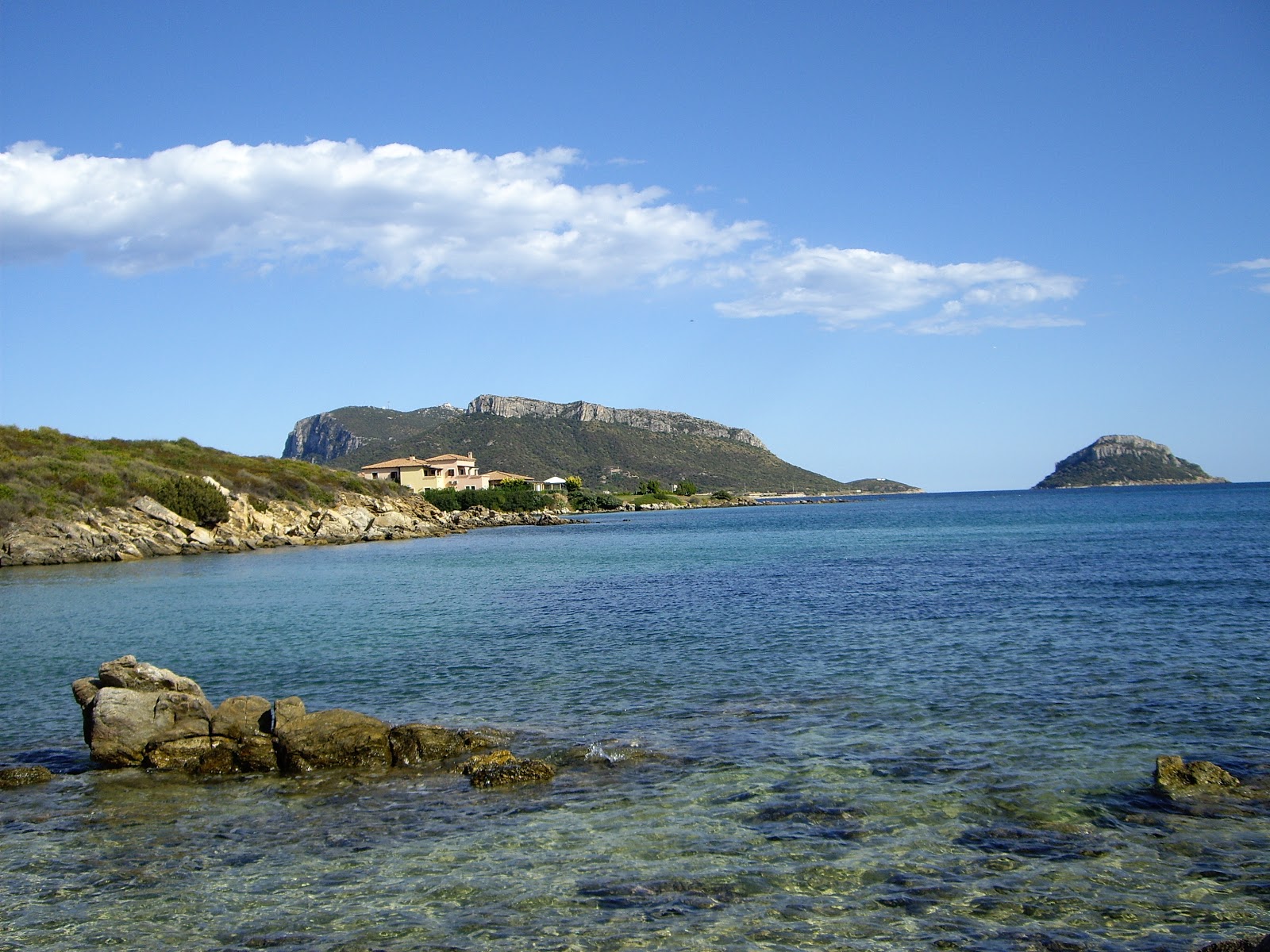 Foto di Spiaggia S'abba e sa Pedra con parzialmente pulito livello di pulizia