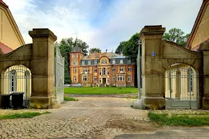 Pałac Brzeźnica image