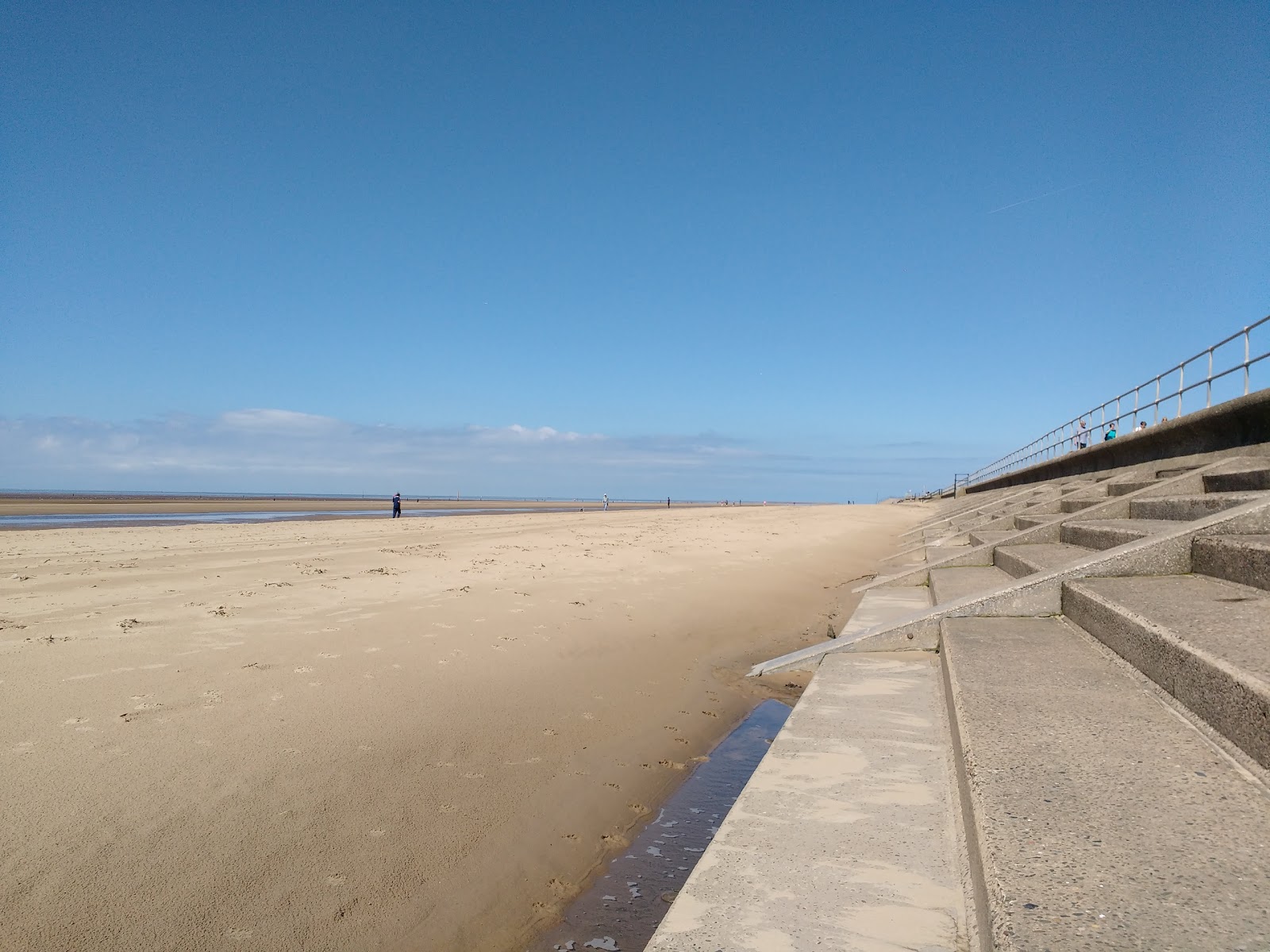 Foto di Spiaggia di Crosby con una superficie del sabbia beige