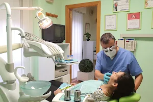 CLINICA DENTAL Dr Julio Sanchis - Medico_dentista - Especialista en implantes dentales image