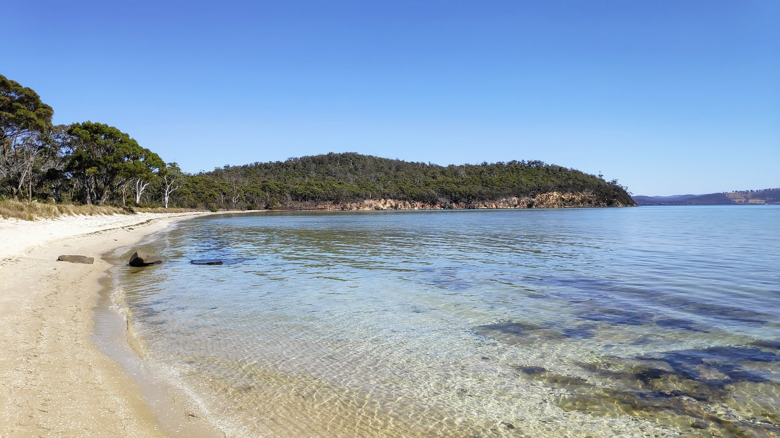 Φωτογραφία του Sloping Main Beach με μπεζ άμμος επιφάνεια