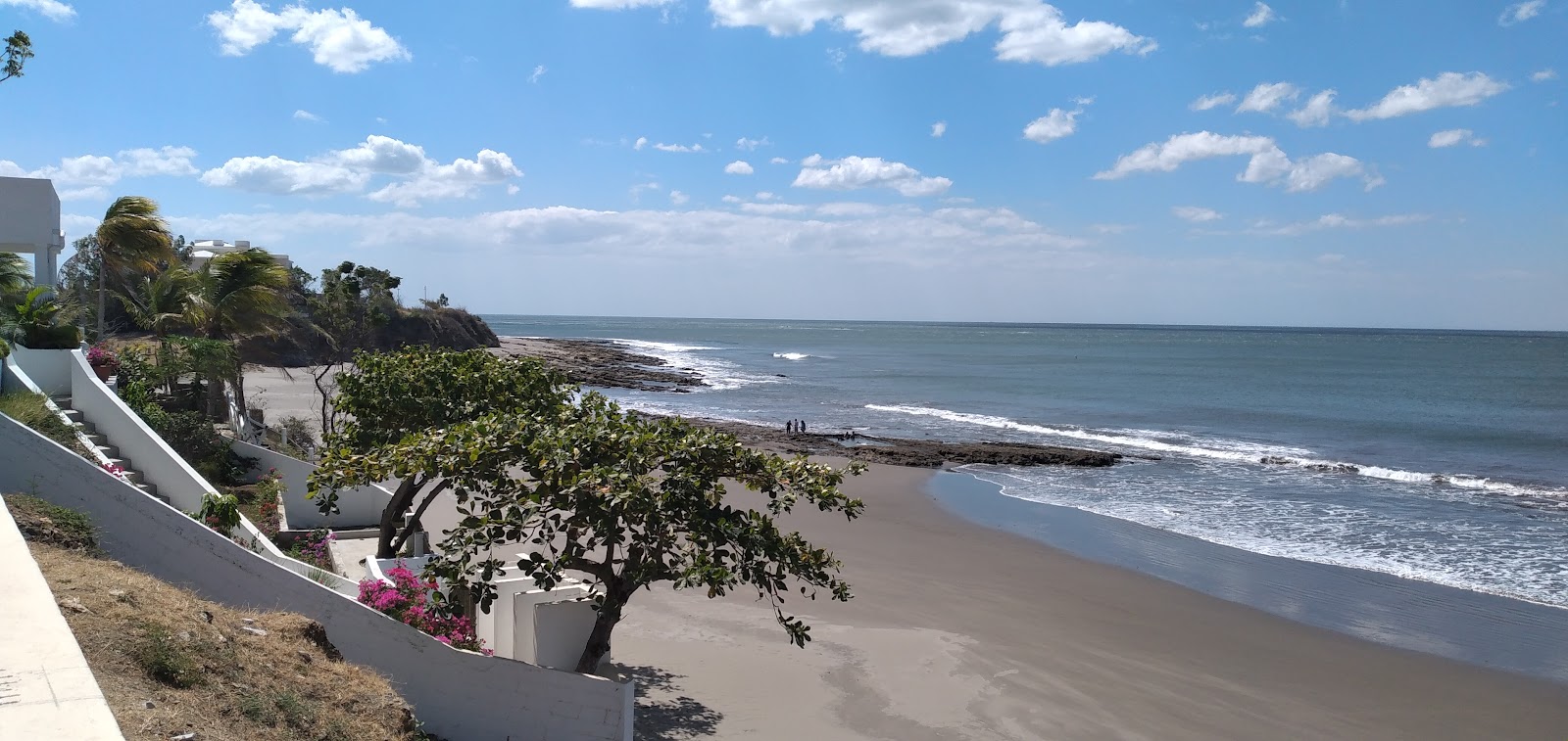 Foto de El Velero beach con recta y larga