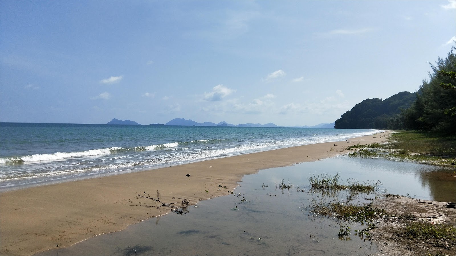 Foto van Ao Thung Makham Beach met recht en lang