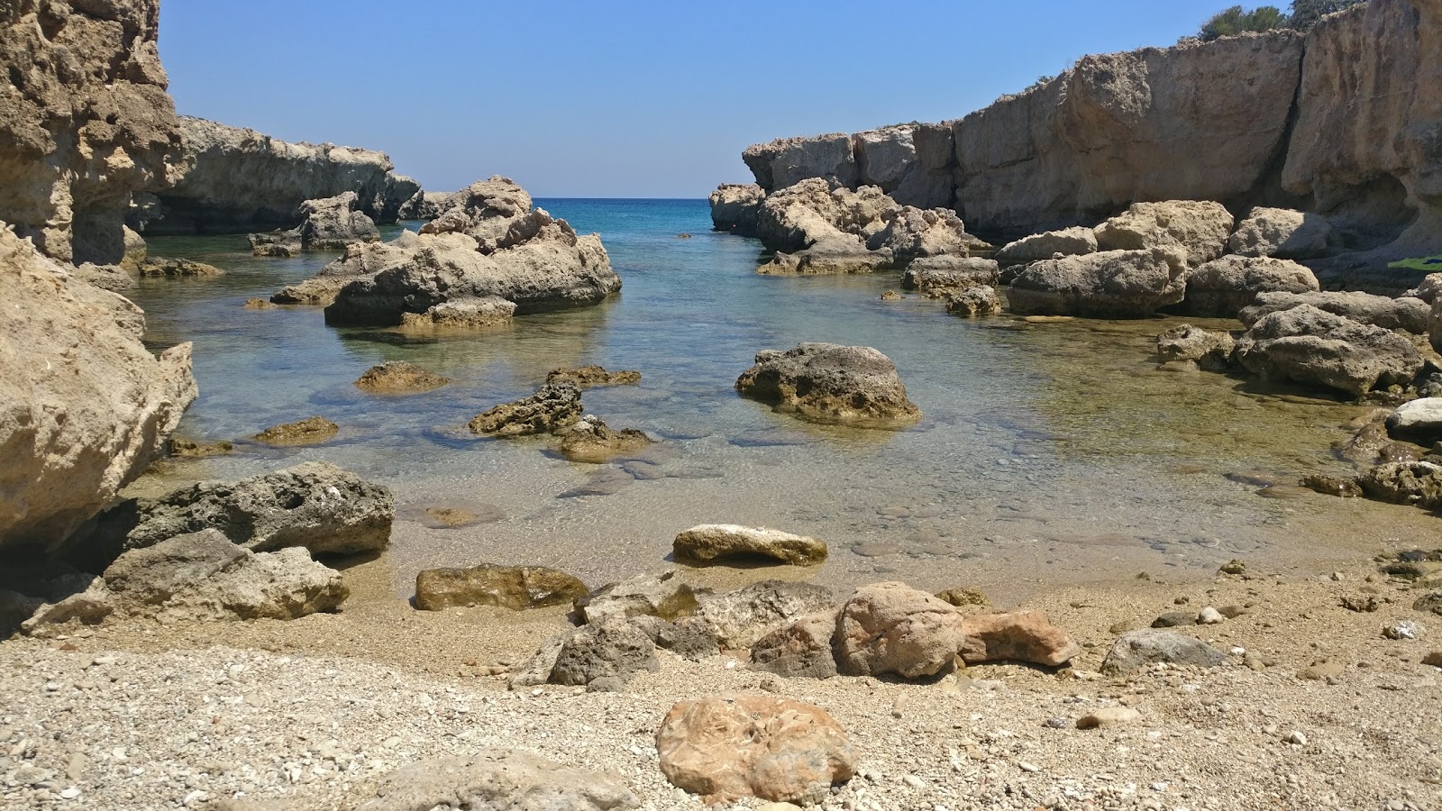 Zdjęcie Pouliou beach położony w naturalnym obszarze