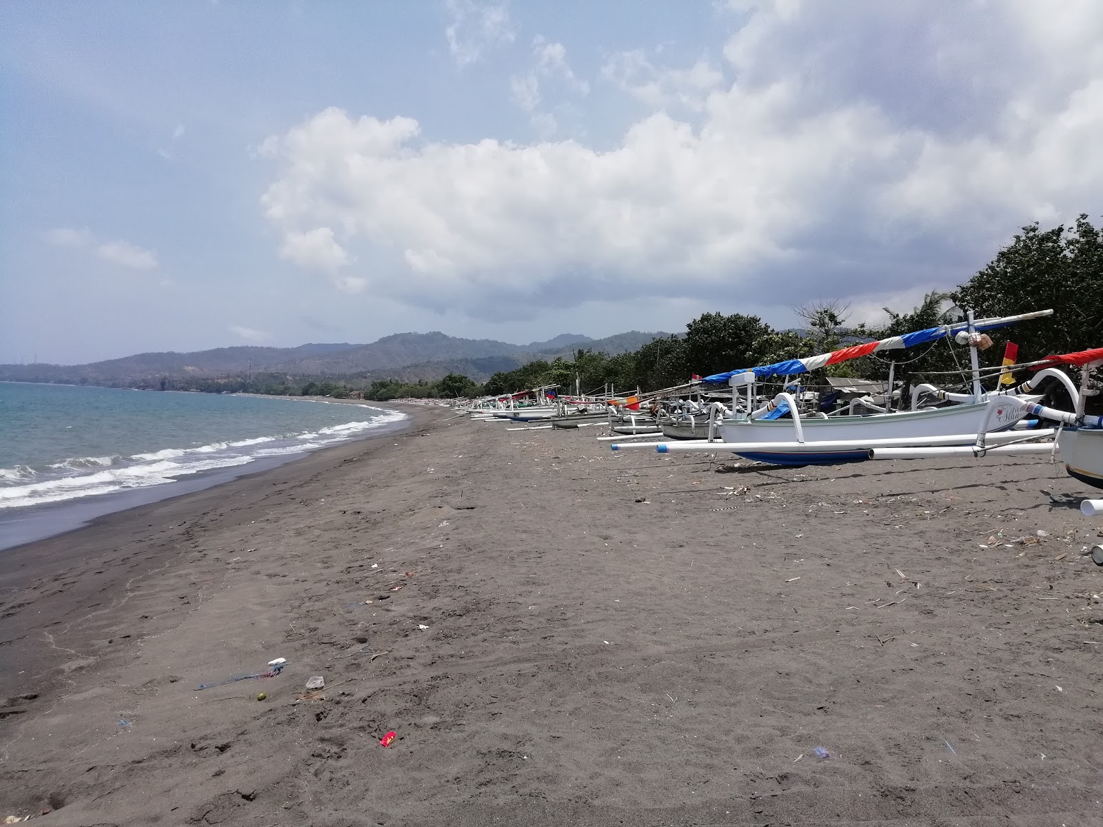 Foto von Kedai Pesona Tanjung Bias mit türkisfarbenes wasser Oberfläche