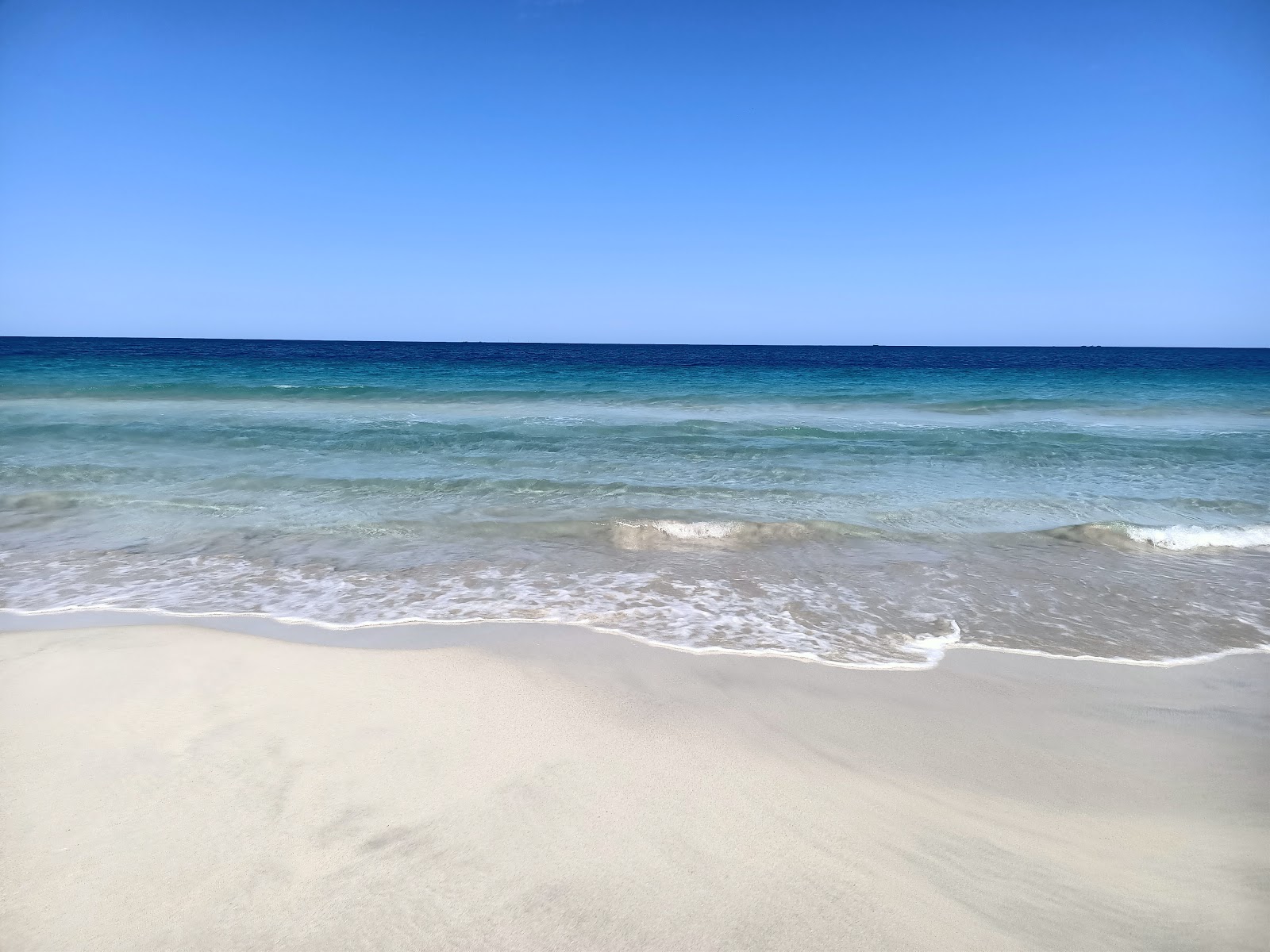 Foto de Warnbro Beach - lugar popular entre os apreciadores de relaxamento