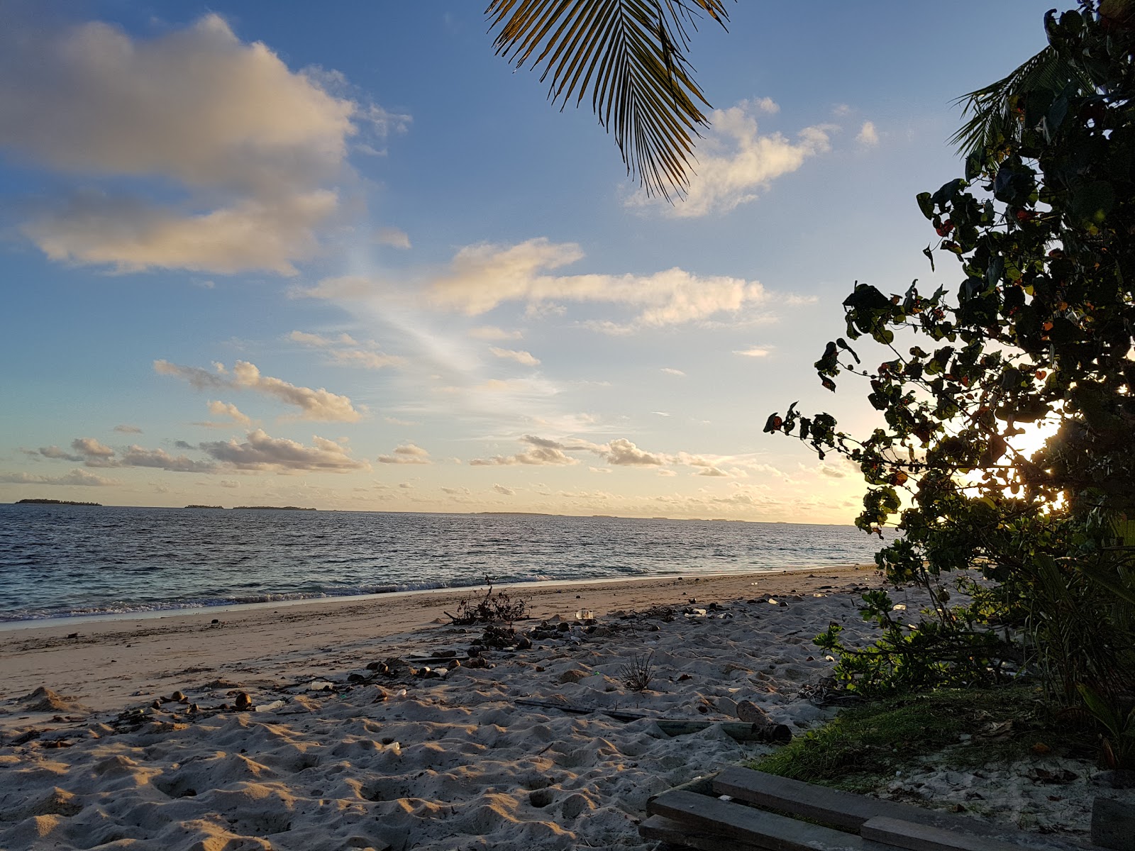 Φωτογραφία του Maamedhoo Beach με φωτεινή άμμος επιφάνεια