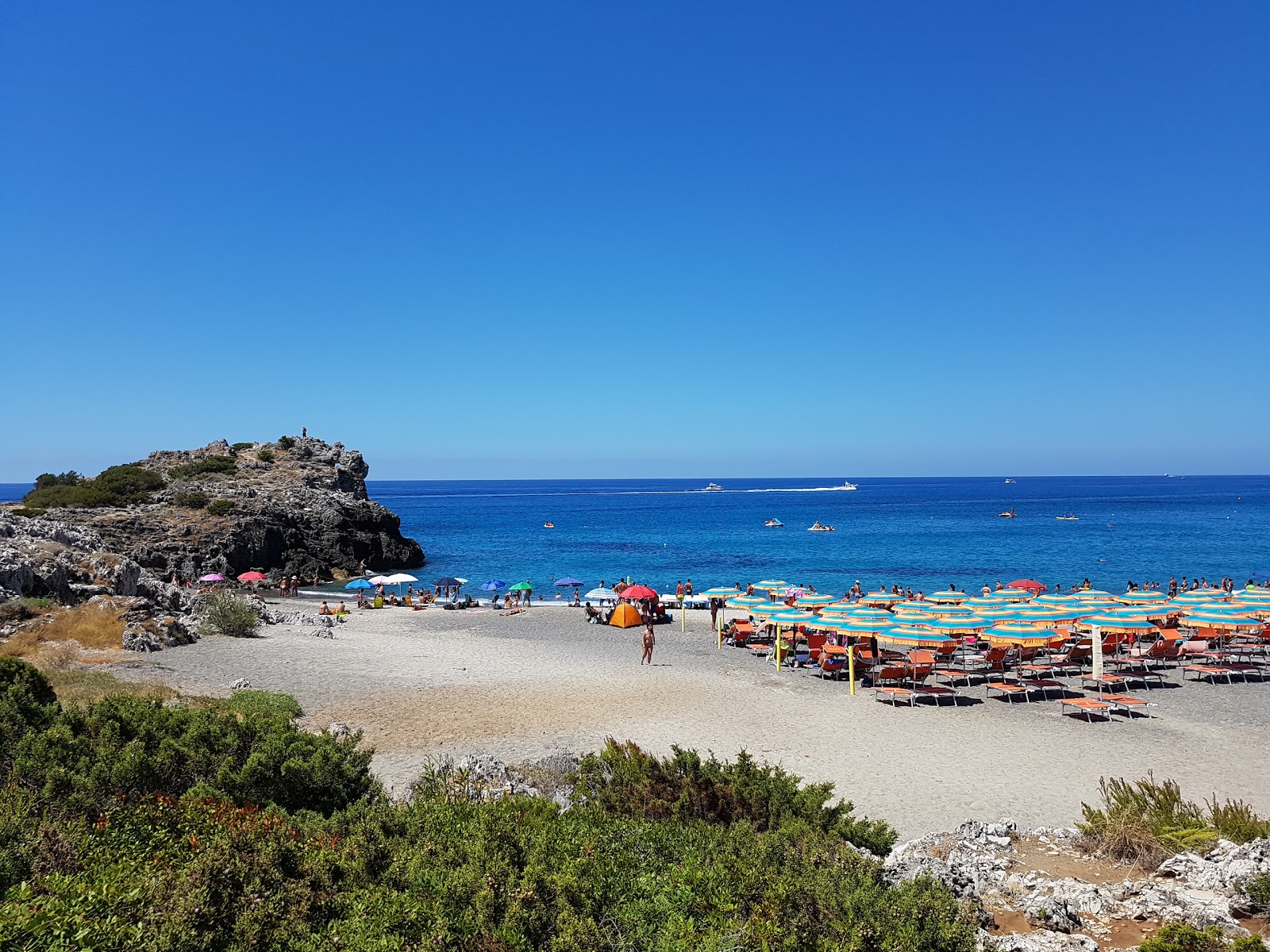 Foto av Spiaggia di Capogrosso med blått vatten yta